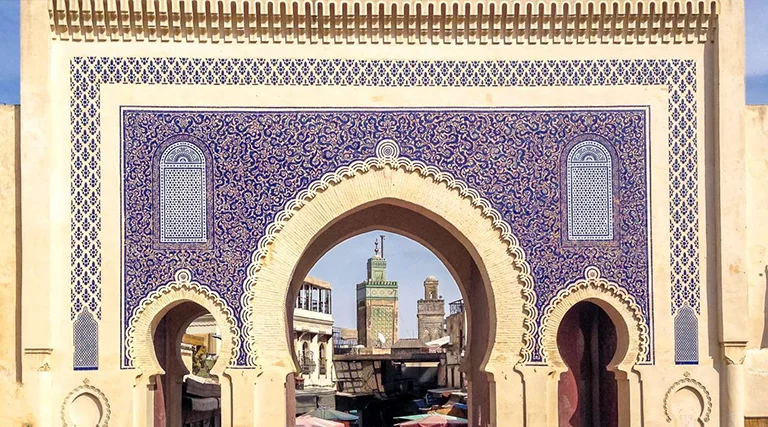 Bab Boujloud, la impresionante puerta de entrada a la medina de Fez