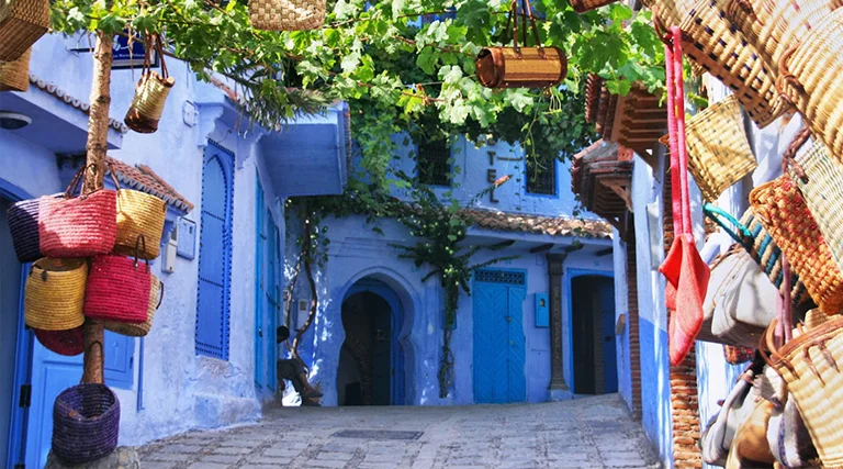 Chaouen, la ciudad azul de Marruecos, te envuelve en un mar de encanto y tranquilidad