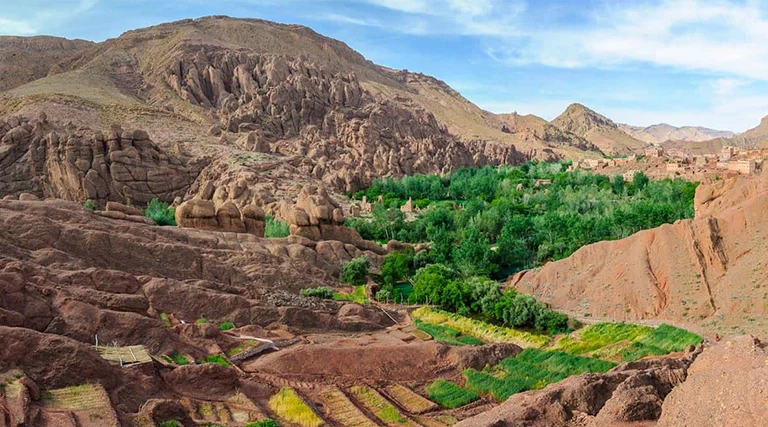 El valle del Dades, un paraíso escénico esculpido por el tiempo, donde las imponentes montañas abrazan un río serpenteante que fluye entre gargantas espectaculares