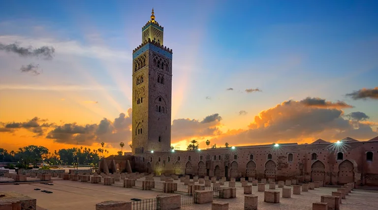 La majestuosa Mezquita Koutoubia se alza imponente en Marrakech, con su icónico minarete y su exquisita arquitectura
