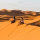 Las dunas doradas del Erg Chebbi te invitan a adentrarte en un desierto mágico y surrealista