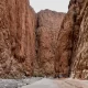 Las impresionantes gargantas de Todra, una maravilla natural tallada por el río, ofrecen un espectáculo visual sobrecogedor con sus altas paredes de roca que parecen tocar el cielo