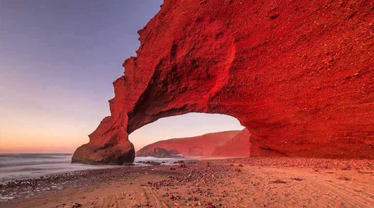 Sidi Ifni, un tesoro costero en el suroeste de Marruecos, te seduce con su encanto retro y sus hermosas playas