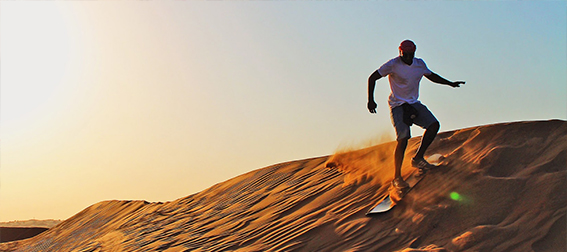 Practicar el sandboarding, el snowboard del las dunas